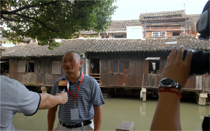 “烏鎮(zhèn)變化很大，越來(lái)越美。這次老年人免費(fèi)游烏鎮(zhèn)活動(dòng)，非常開(kāi)心！”_副本.jpg